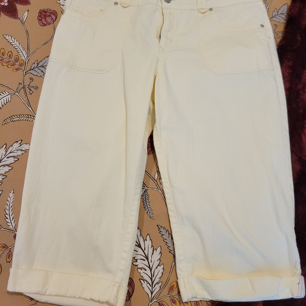 Faded Glory Light Yellow Capri 16